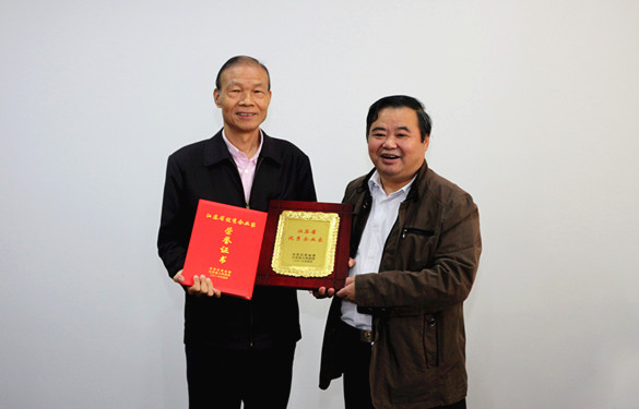 2016年10月12日，常州市經(jīng)信委副主任潘仁賢一行來上上電纜參觀調(diào)研，并為集團(tuán)董事長丁山華頒發(fā)江蘇省優(yōu)秀企業(yè)家獎(jiǎng)牌