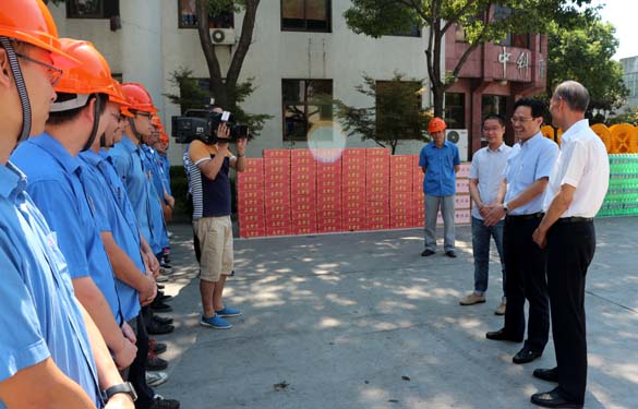 市領(lǐng)導(dǎo)來上上慰問一線員工