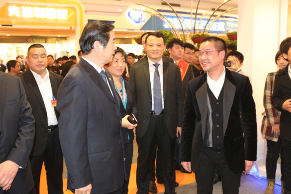 江蘇省青商會科技創(chuàng)新成果展上 史和平副省長駐足參觀上上集團三代核電AP1000殼內(nèi)電纜