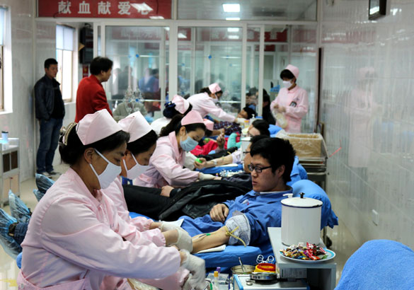 上上集團組織員工無償獻血“為雅安祈?！?>
                                                                    <img class=