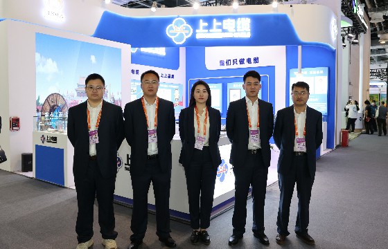 上上銷(xiāo)售人員在展位前合影.jpg
